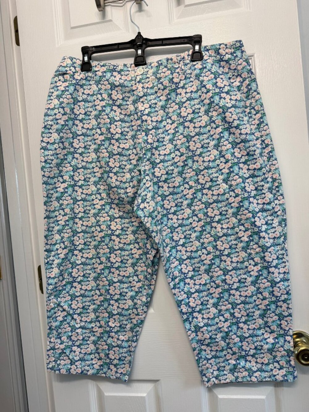 Crazy Horse Women’s Size 18 Floral Capri Pants Blue 100% Cotton